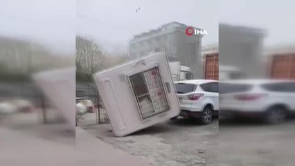 İçinde güvenlik görevlisinin bulunduğu kulübe böyle uçtu