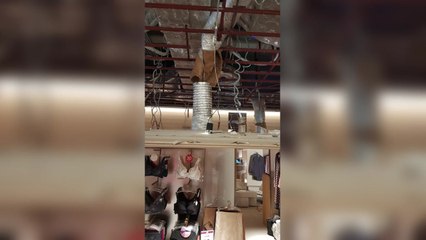 여의도 더현대서울 의류매장 천장 마감재 일부 떨어져 3명 경상 / YTN