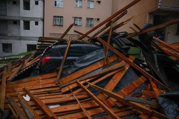 SULTANGAZİ'DE ÇATI BÖYLE UÇTU; 4 ARAÇTA HASAR OLUŞTU