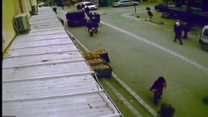 ESENYURT'TA LODOSLA CADDE SAVAŞ ALANINA DÖNDÜ; ÇOK SAYIDA KİŞİ YERE DÜŞTÜ