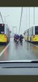Lodos nedeniyle köprüde ilerleyemeyen  motokuryelere  metrobüs şoförleri yardım etti