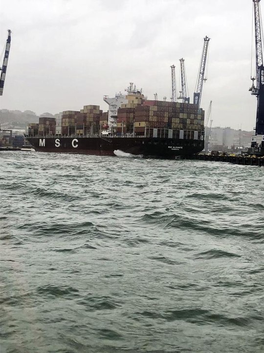 Beylikdüzü'nde liman içerisinde gemi karaya oturdu