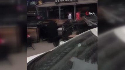Bağcılar'da lüks sitenin girişindeki kafelerin çatıları araçların üstüne yıkıldı