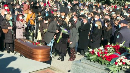 Imágenes de dolor y emoción en el multitudinario último adiós a Almudena Grandes