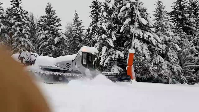 Un chasse-neige en action sur la station d'Ax-3-Domaines ce lundi