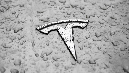 Pourquoi Tesla presse ses acheteurs de récupérer leurs voitures