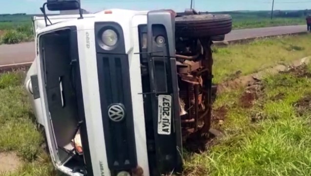 Caminhão carregado com veneno tomba na BR-467, em Cascavel