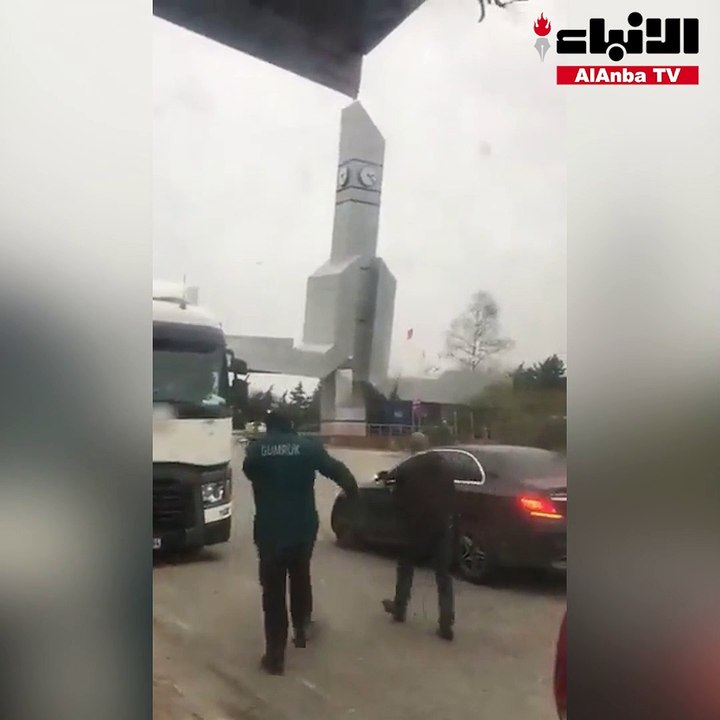 رياح عاتية تعصف بإسطنبول تدمر أسطح المنازل وتقتل شخصين