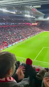 Un enfant vole un ballon du match Liverpool-Porto