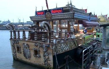 Eminönü'nde balık ekmek tekneleri fırtınadan etkilendi
