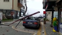Apartman çatısından düşen parçalar ev ve araçlara hasar verdi