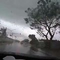 Une voiture se fait emporter par une tornade