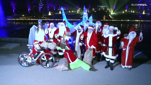 شاهد: بعد أن تلقى التطعيم ... سانتا كلوز يبدأ عمله في برلين قبل شهر من أعياد الميلاد