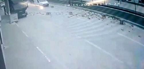 Lodos içki şişelerini yola böyle devirdi