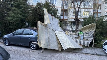 ÇATI MALZEMESİ, PARK HALİNDEKİ OTOMOBİLİN ÜZERİNE DÜŞTÜ