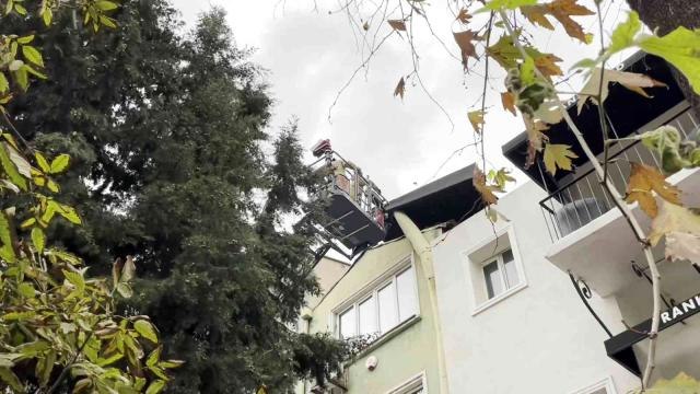Beyoğlu'nda fırtınanın etkisiyle bir çatıdan kopan parça yan binaya uçtu