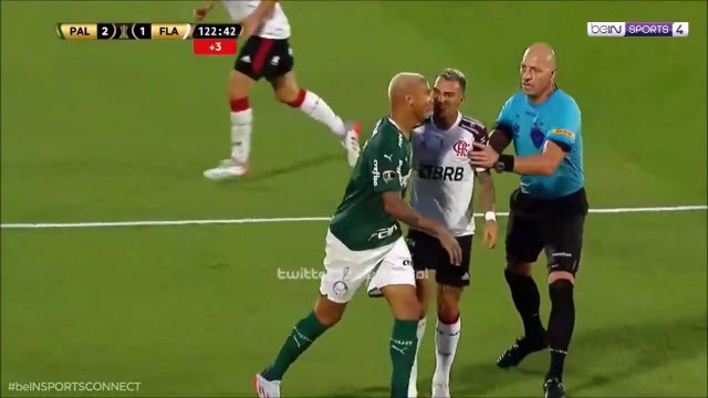 Un joueur brésilien simule au contact de l'arbitre dans un match de football