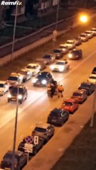 Un homme vole un rouleau compresseur pour se balader