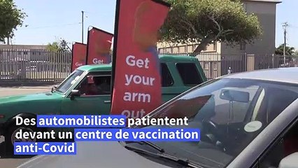 Covid: files d'attente à un "drive" de vaccination en Afrique du Sud