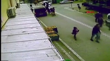 Lodosla birlikte cadde savaş alanına döndü; çok sayıda kişi yere düştü