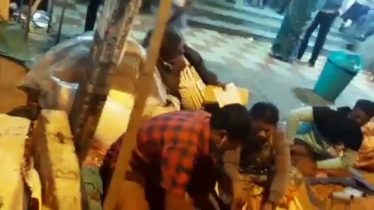 वीडियो में देखिए बुल टेम्पल रोड पर शुरू हुए मूं...