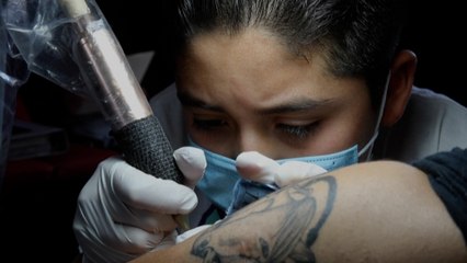 Brandon, 11 ans et tatoueur de gros bras dans l’atelier de son père au Mexique