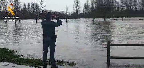 La Guardia Civil vigila la crecida del Nela