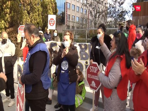 Acampada frente a la sede de un fondo buitre contra su noveno intento de desahucio