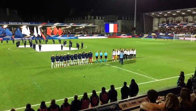 Les jeunes filles chantent la Marseillaise