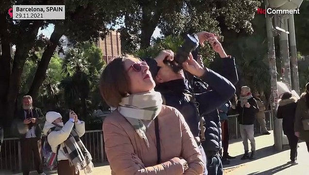 Una estrella de cinco toneladas corona la Sagrada Familia de Barcelona