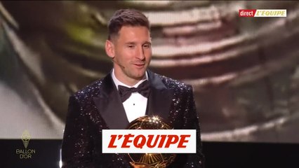 Messi reçoit le trophée des mains de Suarez - Foot - Ballon d'Or
