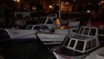 Son dakika haber | Gemlik Körfezi'nde metrelerce yükselen dalgalar balıkçı teknelerini batırdı