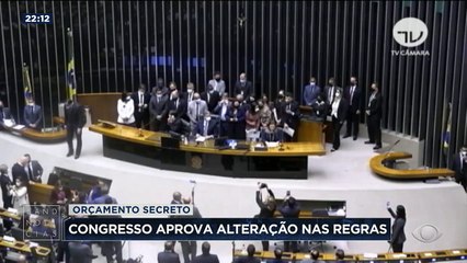 O Congresso aprovou o projeto que muda regras do chamado orçamento secreto. Opositores criticam o texto e dizem que ele contraria a determinação do STF de dar transparência à distribuição das verbas.