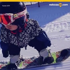 Bebé de 11 meses de edad ya aprendió... ¡A ESQUIAR EN NIEVE!