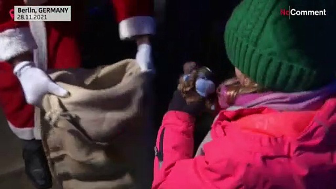 Generalversammlung der Weihnachtsmänner im Berliner Tierpark