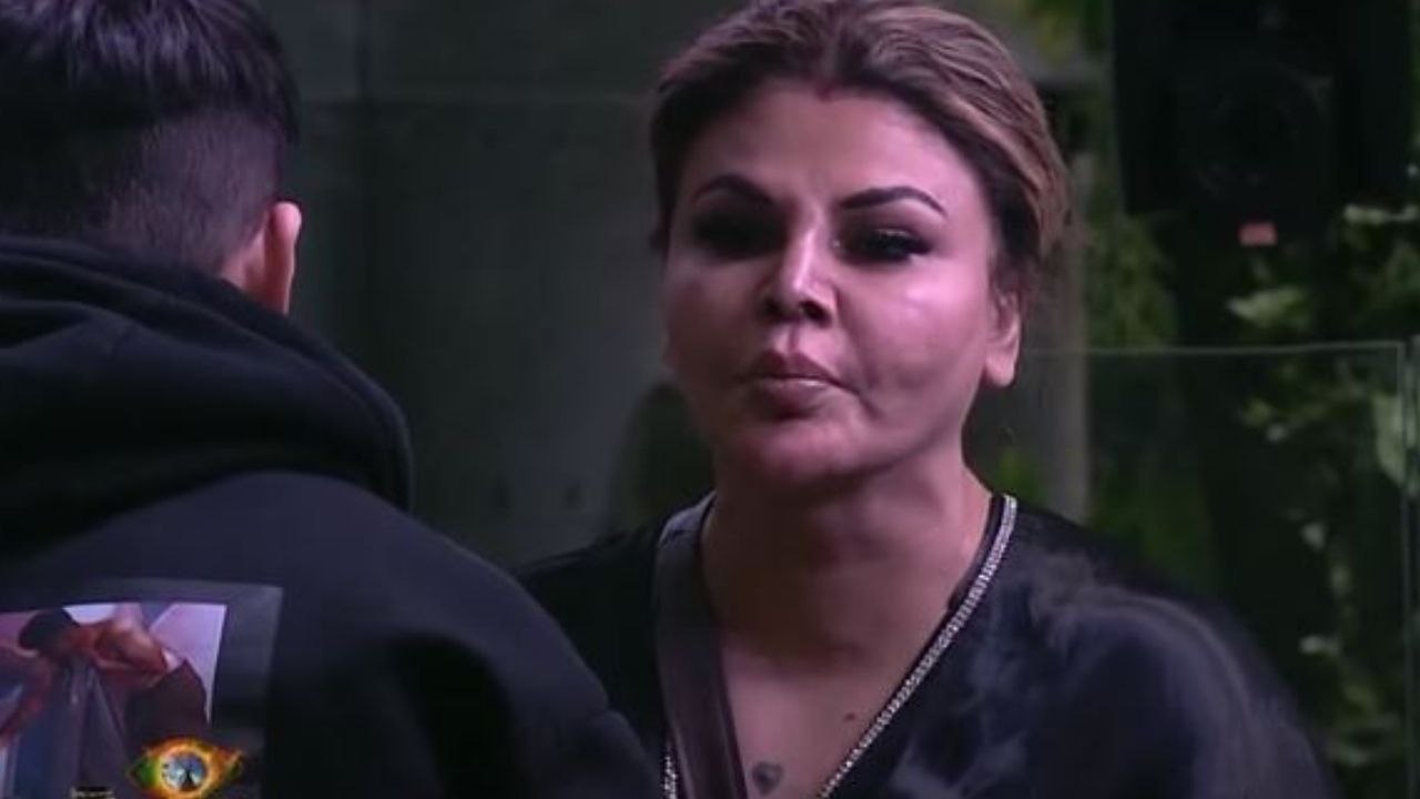 Bigg Boss 15: Rakhi Sawant की हरकत से परेशान हुए घरवाले, दे दी Warning | FilmiBeat