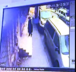 AVCILAR'DA ÇATININ ALTINDA KALMAKTAN KIL PAYI KURTULDU