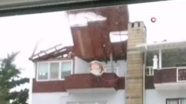 Çatının sökülüp uçma anı kamerada
