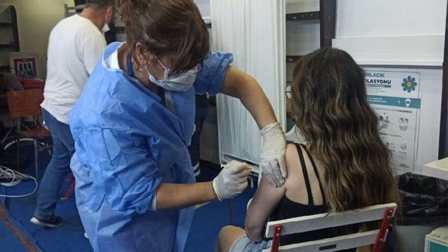 Bilim Kurulu Üyesi: Yeni varyantlar ‘aşısızlık’ yüzünden çıkıyor