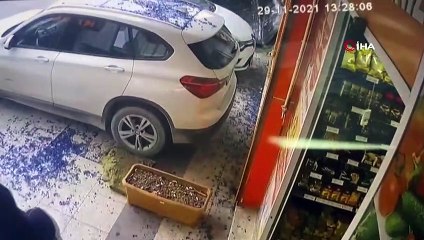 Esenyurt’ta iki işçi, fırtına etkisiyle çatıdan savruldu