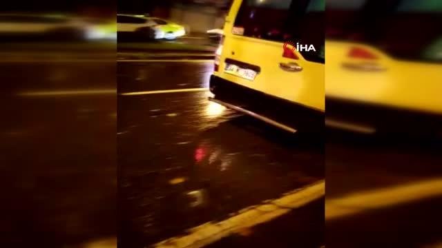 Eyüpsultan'da motosikletli kuryenin üstüne ağaç devrildi