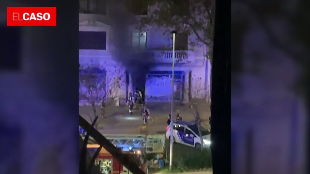 Arribada dels bombers a l'incendi mortal de Barcelona