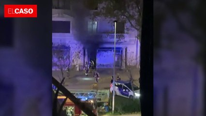 Arribada dels bombers a l'incendi mortal de Barcelona