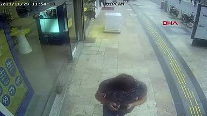 Rüzgarla kaldırımda sürüklenen fırını vatandaşlar durdurdu