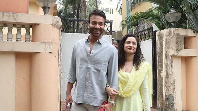 Ankita Lokhande Vicky Jain Wedding Card बांटने निकले, Fans ने बुलाया जीजू Full Video Viral | Boldsky