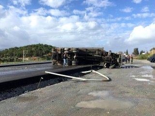 Aydın'da kontrolden çıkan kamyon devrildi: 1 ölü