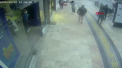 RÜZGARDA MAĞAZANIN ÖNÜNDEKİ FIRIN SÜRÜKLENDİ