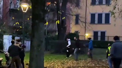 Bologna, No Pass aggrediscono giovani contestatori