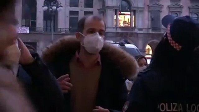 Milano, primo giorno di mascherina obbligatoria: le difficoltà dei vigili nelle vie dello shopping
