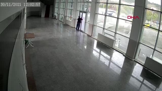 ZONGULDAK Devrek İlçe Terminali'nin asma tavanı fırtında böyle çöktü -aaak